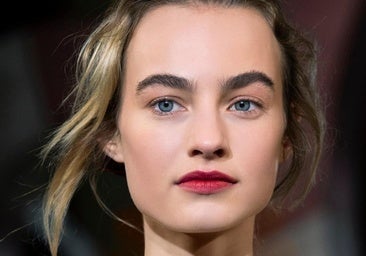 Labios difuminados: la tendencia que seguimos viendo en las pasarelas y online